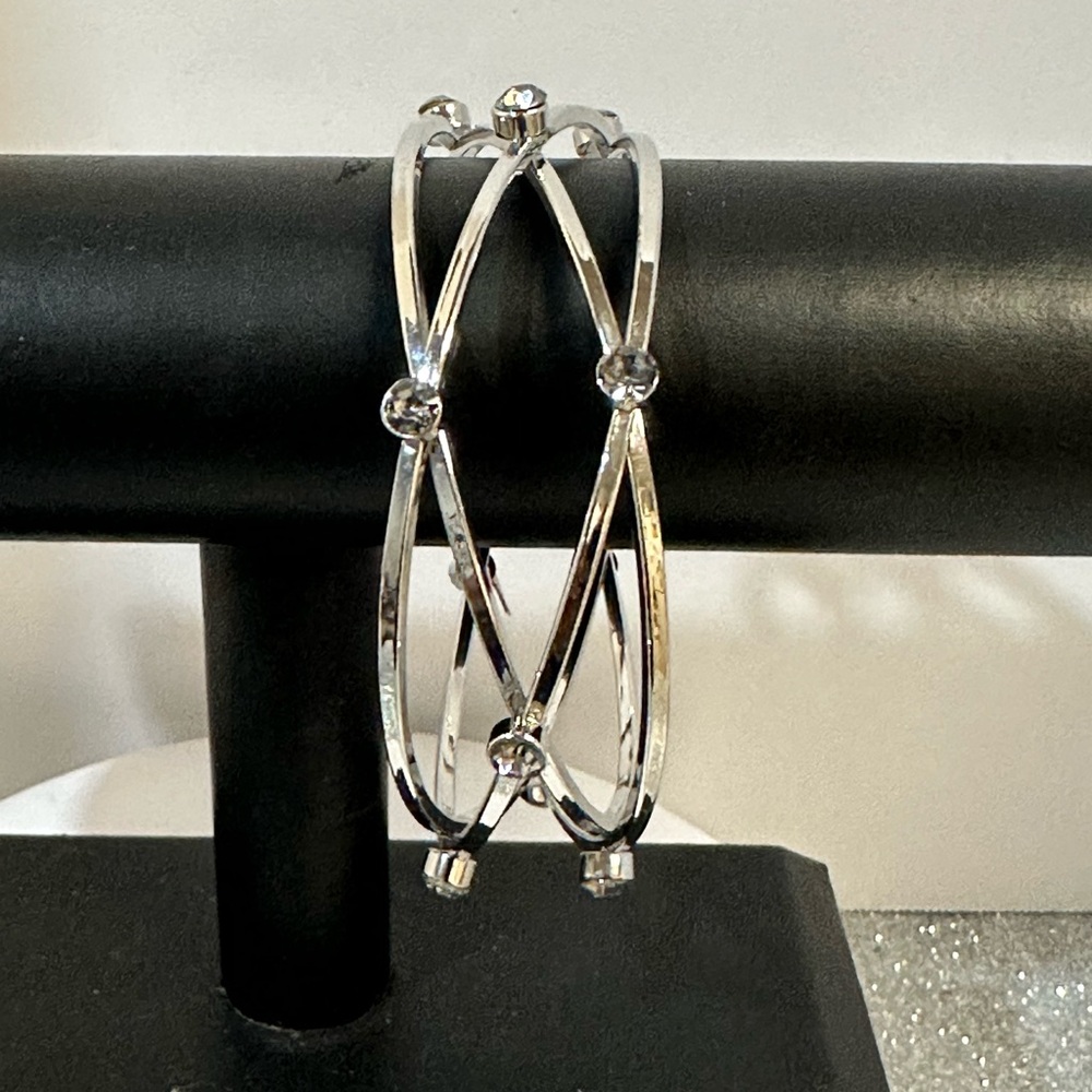 FASHION BANGLE BRACELET WITH WHITE CRYSTALS